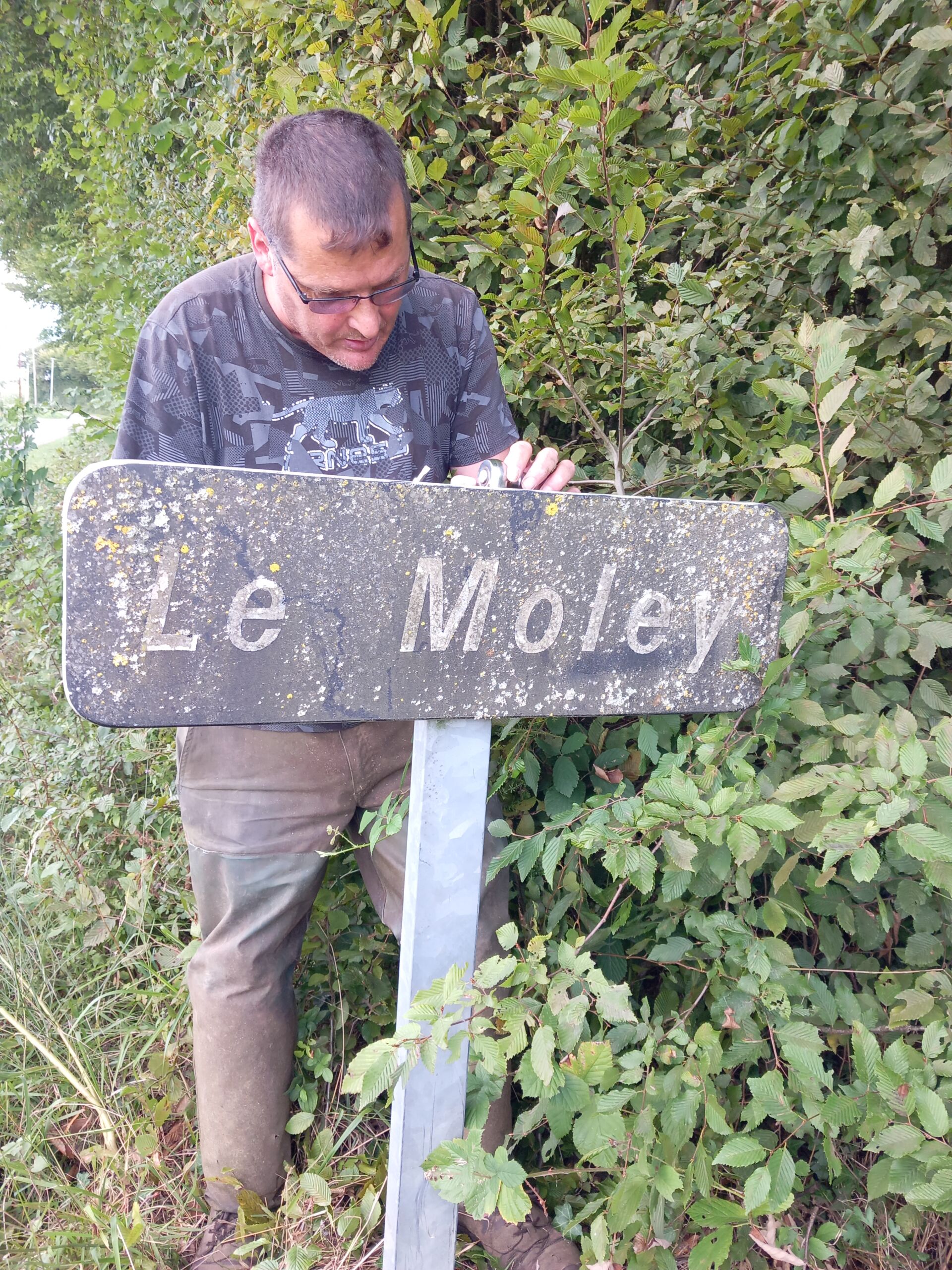 Remplacement des panneaux de lieux-dits