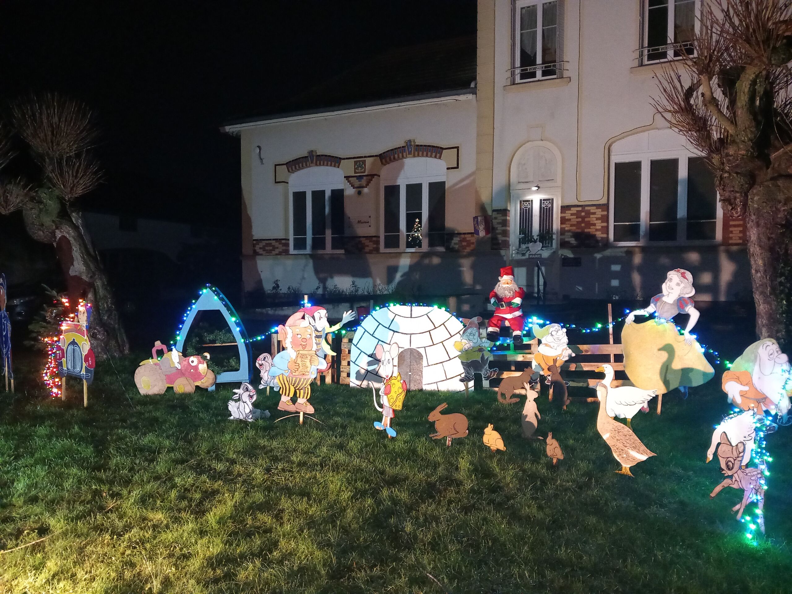 Décos Noël devant mairie - 2025